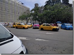 Taksipiste - moderneja ja vanhoja autoja sekaisin